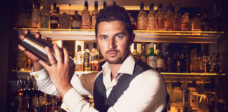 SE REQUIERE BARTENDER RESPONSABLE Y CON BUENA ACTITUD