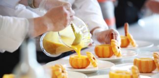 SE SOLICITA AYUDANTE DE COCINA (FULL TIME- BUEN SALARIO)