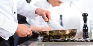 SE REQUIERE AYUDANTE DE COCINA CON DISPONIBILIDAD HORARIA