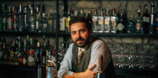 SE REQUIERE BARTENDER RESPONSABLE Y CON BUENA ACTITUD