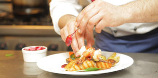 SE REQUIERE CHEF (EXCELENTES CONDICIONES DE CONTRATACIÓN CON BUEN SALARIO)