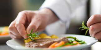 SE REQUIERE COCINERO/A CON DISPONIBILIDAD HORARIA