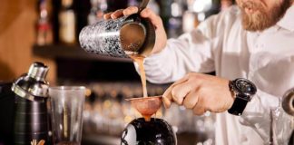ESTAMOS EN LA BÚSQUEDA DE CAMARERAS Y BARTENDERS
