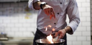 SE NECESITA COCINERO/A QUE LE ENCANTE TRABAJAR EN EQUIPO