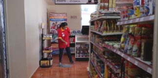 BUSCAMOS AUXILIAR DE TIENDA, MANTENER ARREGLADAS LAS GÓNDOLAS CON LA MERDARÍA SUFICIENTE