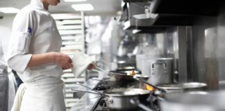 SE URGE COCINERO/A ENCARGADO DE PREPARAR DESAYUNOS Y DISTINTOS PLATILLOS