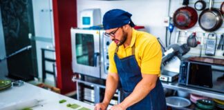 SE REQUIERE AYUDANTE DE COCINA PARA JORNADA DE TIEMPO COMPLETO EN RESTAURANTE