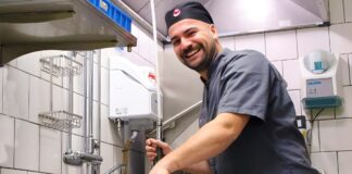 SE REQUIERE LAVAPLATOS PARA ASEO DE UTENSILIOS Y COCINA EN RESTAURANTE, JORNADA DE TIEMPO COMPLETO Y MEDIO TIEMPO