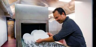 SE SOLICITA LAVAPLATOS PARA ASEO DE UTENSILIOS 5 DÍAS A LA SEMANA (DOMINGO A JUEVES)