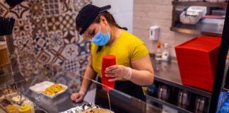 SE REQUIERE AYUDANTE DE COCINA PARA PREPARACIÓN DE COMIDA RÁPIDA, DISPONIBILIDAD INMEDIATA