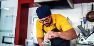 SE SOLICITA AYUDANTE DE COCINA PARA PREPARACIÓN DE PLATOS DE COMIDA, HORARIO ROTATTIVO