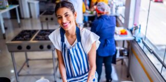 SE REQUIERE COCINERO/A PARA PREPARACIÓN DE COMIDA RÁPIDA, DISPONIBILIDAD DE HORARIOS