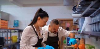 SE REQUIERE COCINEROS CON DISPONIBILIDAD PARA TRABAJAR LOS FINES DE SEMANA EN RESTAURANTE (HOMBRES Y/O MUJERES)