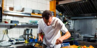 SE REQUIERE COCINERO/A PARA JORNADA DE MEDIO TIEMPO, TURNO TARDE
