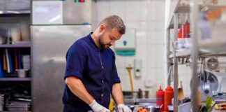 SE REQUIERE COCINERO HOMBRE Y/O MUJER PARA RESTAURANTE, NO SE REQUIERE EXPERIENCIA