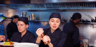 SE REQUIERE AYUDANTE DE COCINA PARA PREPARACIÓN ALIMENTOS EN RESTAURANTE