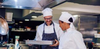SE SOLICITA AYUDANTE DE COCINA PARA JORNADA DE TIEMPO COMPLETO, NO SE REQUIERE EXPERIENCIA