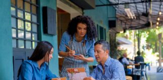 SE SOLICITA CAMARERO/A PARA ATENCIÓN AL CLIENTE EN ESTABLECIMIENTO, NO SE REQUIERE EXPERIENCIA