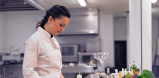 SE REQUIERE AYUDANTE DE COCINA PARA PREPARACIÓN DE ALIMENTOS Y ASEO DE UTENSILIOS