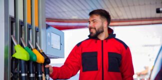 SE REQUIERE EXPENDEDOR DE GASOLINA CON DISPONIBILIDAD LOS FINES DE SEMANA