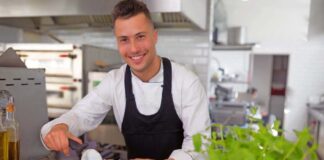 SE REQUIERE AYUDANTE DE COCINA PARA PREPARACIÓN DE ALIMENTOS, JORNADA COMPLETA