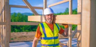 SE REQUIERE CARPINTEROS PARA INSTALACIÓN DE ESTRUCTURAS (MÍNIMA EXPERIENCIA)