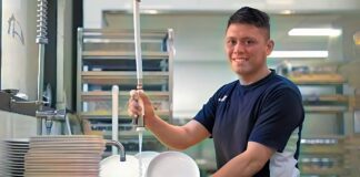 SE REQUIERE LAVAPLATOS PARA DESINFECCIÓN DE UTENSILIOS EN COCINA, NO SE REQUIERE EXPERIENCIA