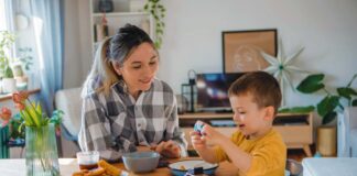 SE REQUIERE NIÑERA 4 DÍAS A LA SEMANA CON DISPONIBILIDAD INMEDIATA (LUNES A JUEVES)
