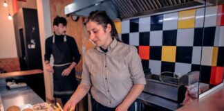 SE REQUIERE COCINERO DE TIEMPO COMPLETO PARA PREPARACIÓN DE COMIDA RÁPIDA