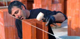 SE SOLICITA ALBAÑIL PARA REVESTIMIENTO DE PAREDES Y LABORES GENERALES DE CONSTRUCCIÓN