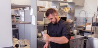 SE REQUIERE AYUDANTE DE COCINA PARA PREPARACIÓN DE MENÚ, NO SE REQUIERE EXPERIENCIA