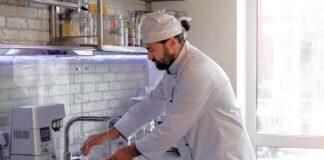 SE SOLICITA FRIEGAPLATOS Y AYUDANTE DE COCINA (HOMBRE Y/O MUJER)