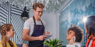 SE REQUIERE MOZO PARA ATENCIÓN AL CLIENTE EN CAFETERÍA (TIEMPO COMPLETO)