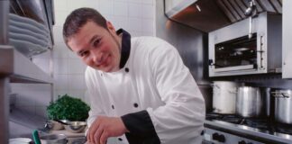 SE REQUIERE COCINERO RESPONSABLE PARA JORNADA DE MEDIO TIEMPO