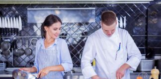 SE SOLICITA AYUDANTE DE COCINA PARA JORNADA DE TIEMPO COMPLETO