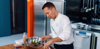 SE SOLICITA COCINERO PARA JORNADA DE MEDIO TIEMPO EN RESTAURANTE, NO SE REQUIERE EXPERIENCIA