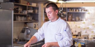 SE REQUIERE AYUDANTE DE COCINA PARA RESTAURANTE (CON O SIN EXPERIENCIA)