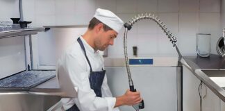 SE SOLICITA AYUDANTE DE COCINA Y FRIEGAPLATOS LOS FINES DE SEMANA