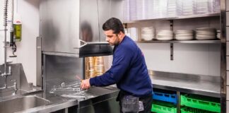 SE SOLICITA LAVAPLATOS PARA ORDEN Y ASEO DE UTENSILIOS EN RESTAURANTE, TURNOS ROTATIVOS