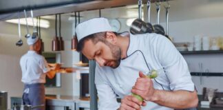 SE REQUIERE COCINERO PARA PREPARACIÓN DE ALIMENTOS EN RESTAURANTE, MEDIO TIEMPO