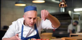 SE SOLICITA COCINERO PARA PREPARACIÓN DE MENUS, TIEMPO COMPLETO Y MEDIO TIEMPO