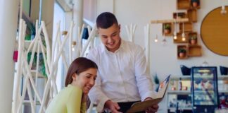 SE SOLICITA MOZO/A PARA ATENCIÓN AL CLIENTE EN JORNADA DE TIEMPO COMPLETO
