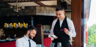 SE SOLICITA AYUDANTE DE CAMARERO/A PARA ATENCIÓN AL CLIENTE EN RESTAURANTE, NO SE REQUIERE EXPERIENCIA