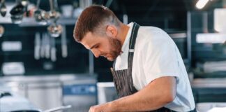 SE REQUIERE COCINERO PARA JORNADA DE MEDIO TIEMPO EN RESTAURANTE