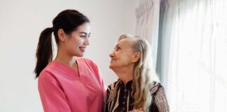 SE SOLICITA CUIDADORA DE ADULTO MAYOR DE TIEMPO COMPLETO PARA APOYO EN LABORES BÁSICAS