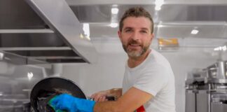 SE REQUIERE FRIEGAPLATOS PARA LABORES GENERALES DE ASEO EN COCINA