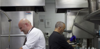 SE SOLICITA LAVAPLATOS PARA JORNADA DE MEDIO TIEMPO EN RESTAURANTE, NO SE REQUIERE EXPERIENCIA