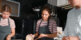 SE REQUIERE AYUDANTE DE COCINA PARA JORNADA DE TIEMPO COMPLETO