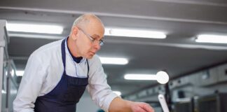 SE SOLICITA COCINERO CON O SIN EXPERIENCIA PARA JORNADA PARCIAL