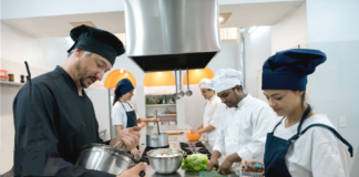 SE REQUIERE AYUDANTES DE COCINA CON DISPONIBILIDAD LOS FINES DE SEMANA
